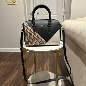 DKNY BRYANT PARK MD DUFFLE BAG